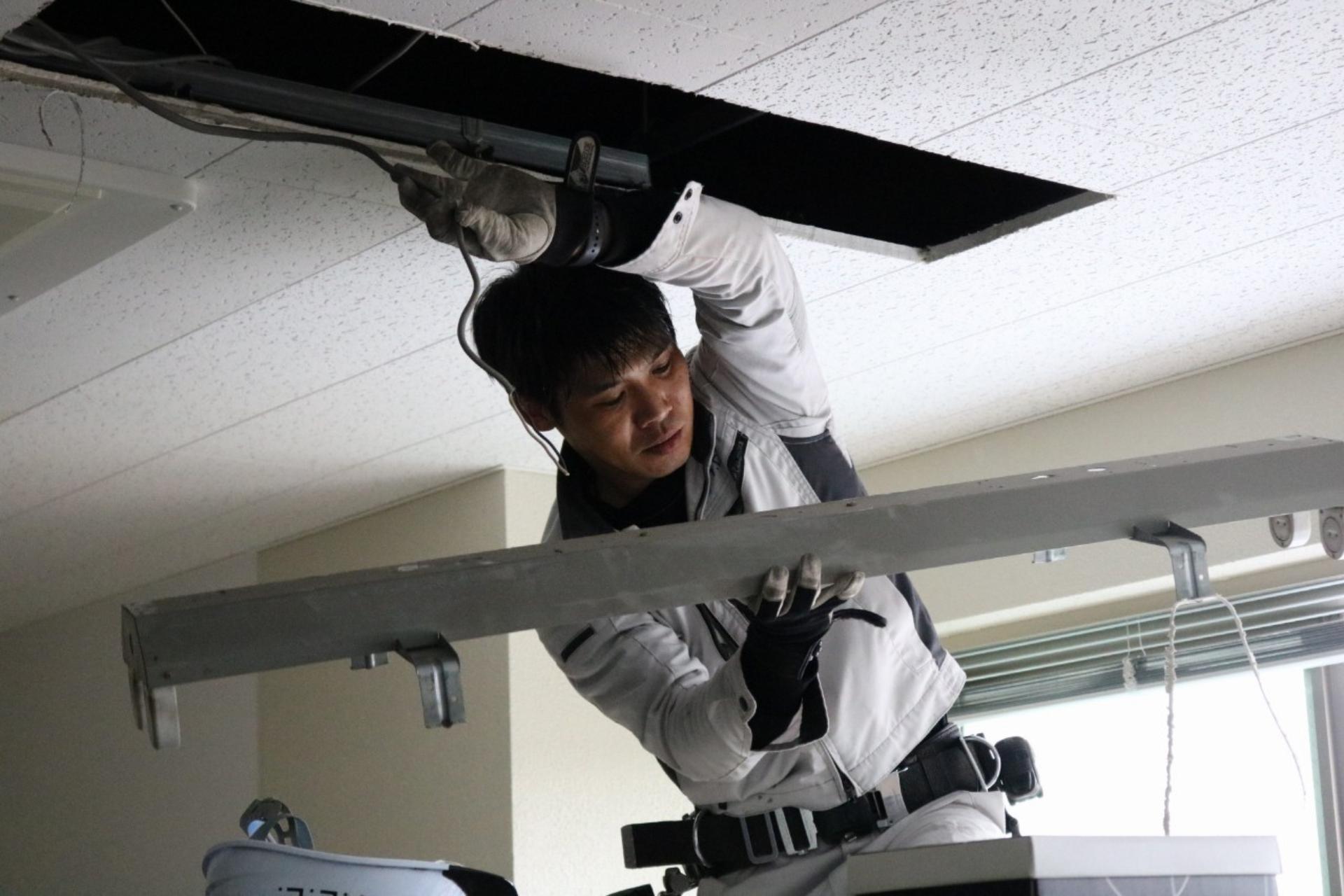 電気工事をしているスタッフの画像