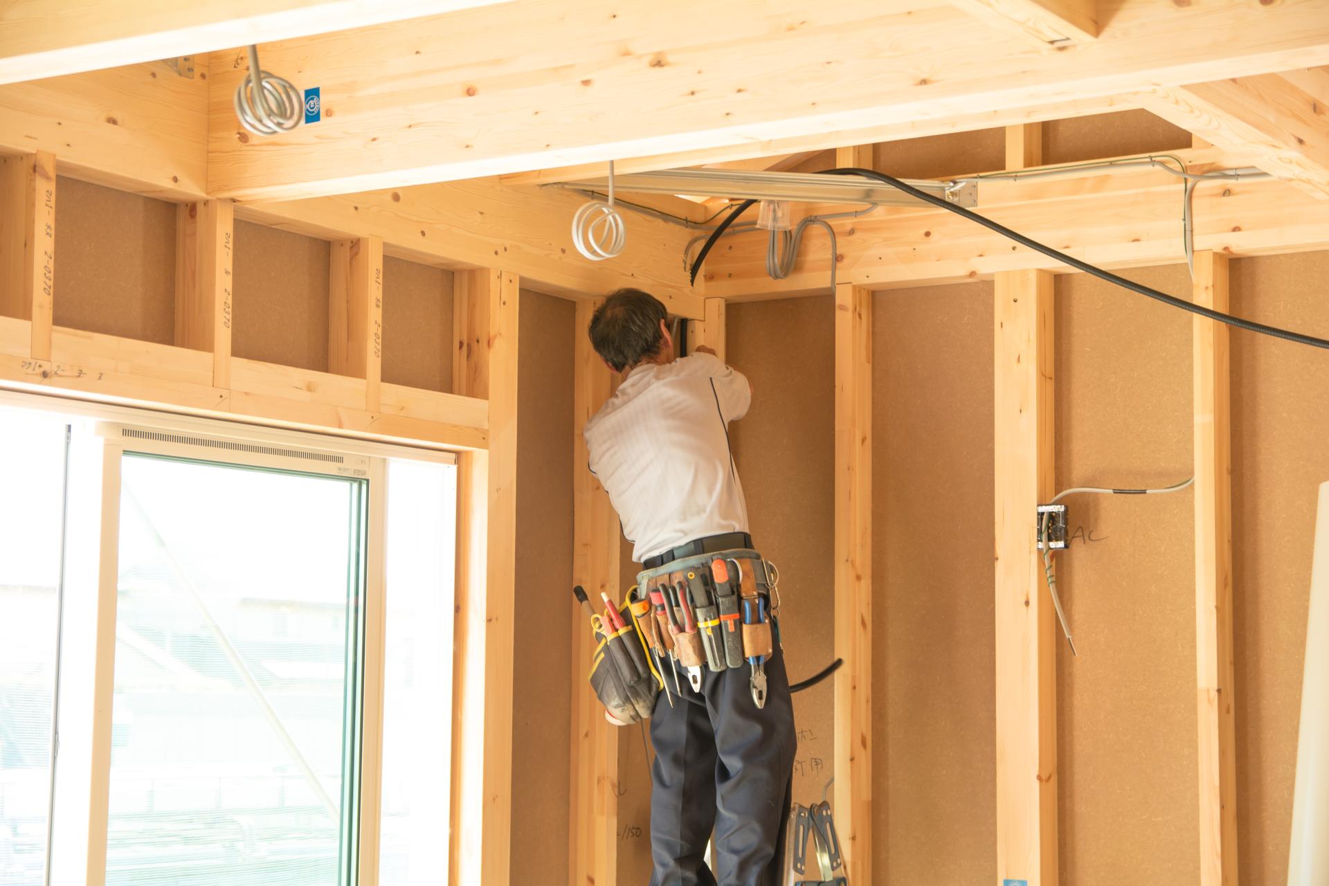 新築の電気工事をしている画像