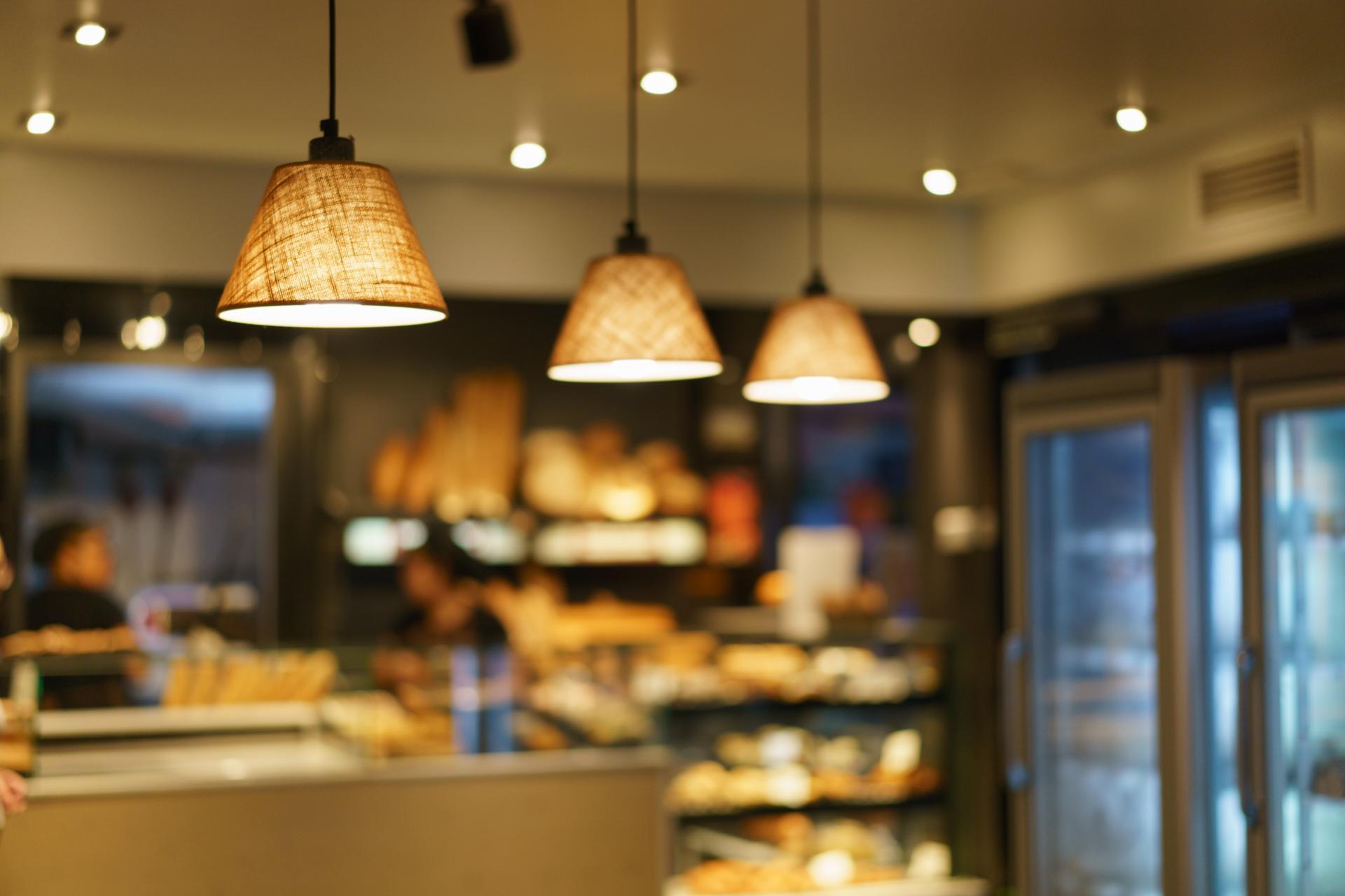 電気がついている店内の画像