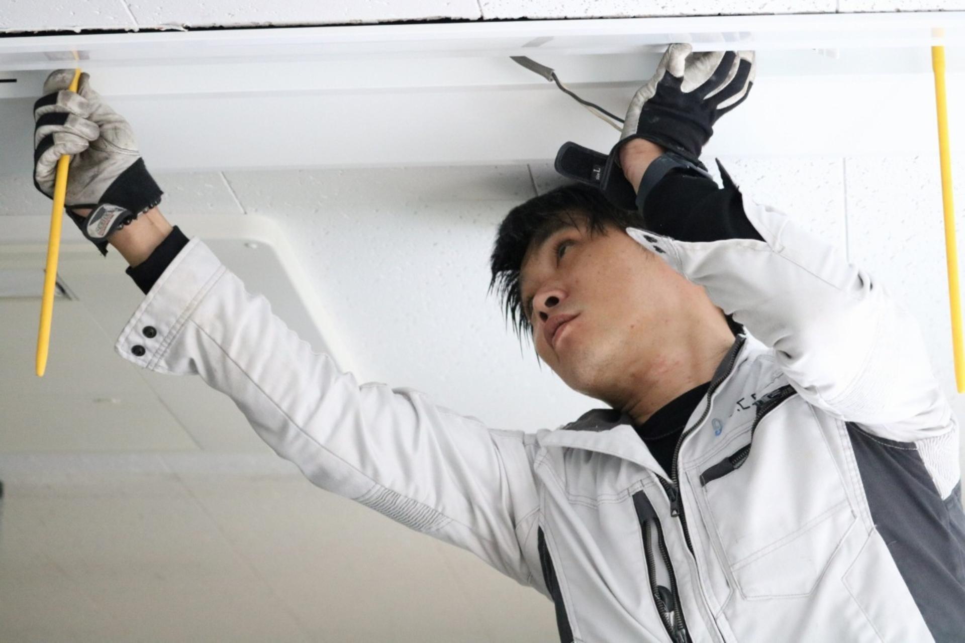 電気工事をしているスタッフの画像