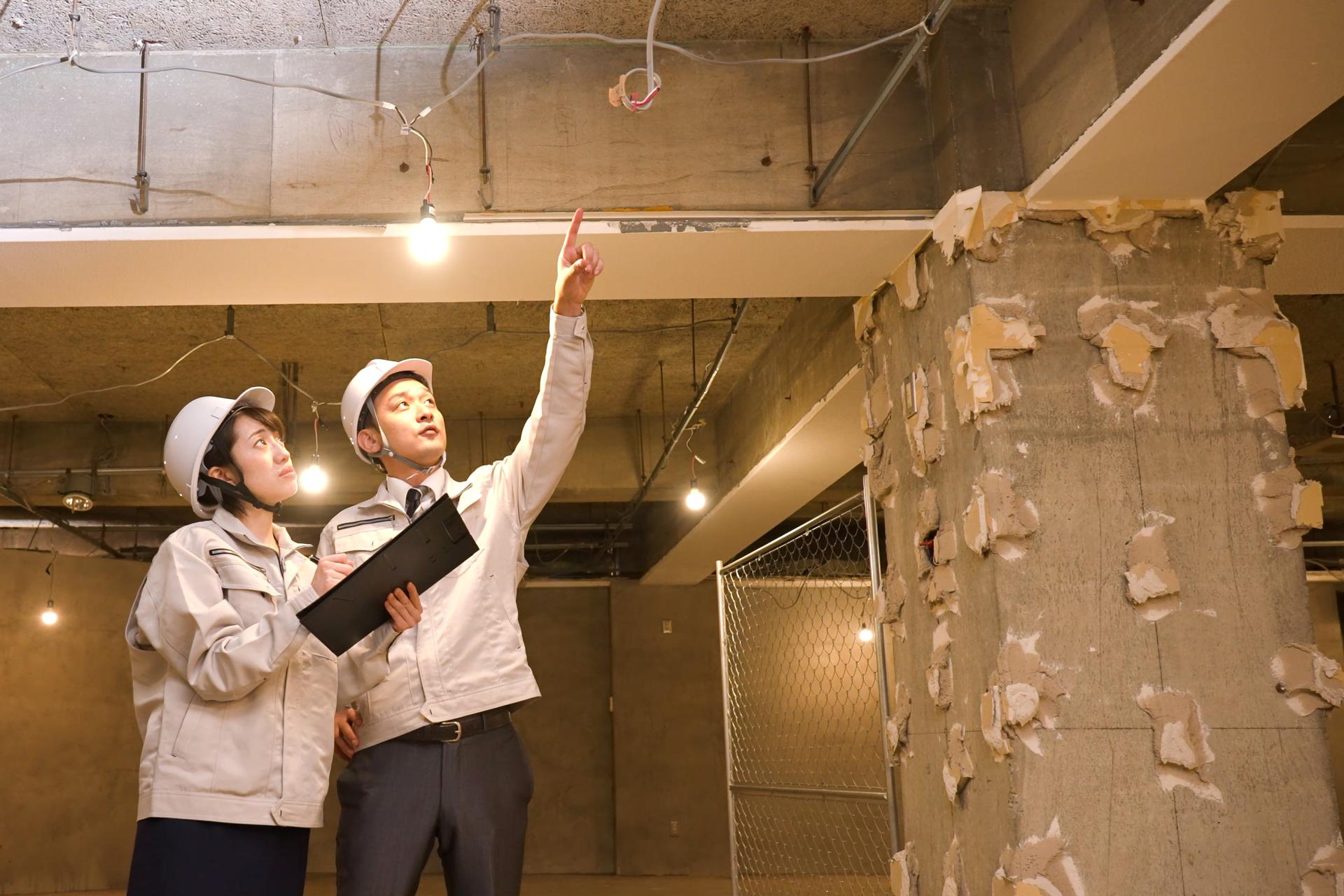 倉庫内を確認しているスタッフの画像