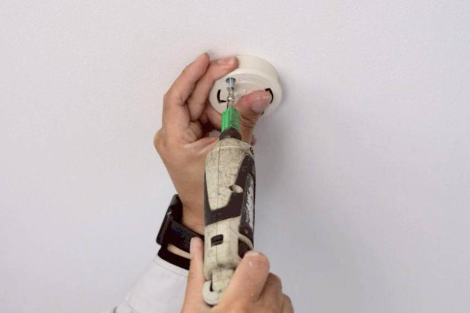 電気工事をしているスタッフの画像